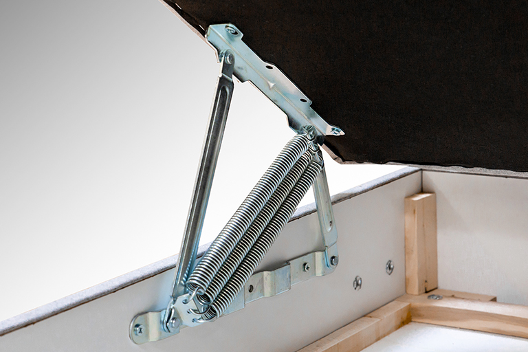 Пружинен механизъм за повдигане